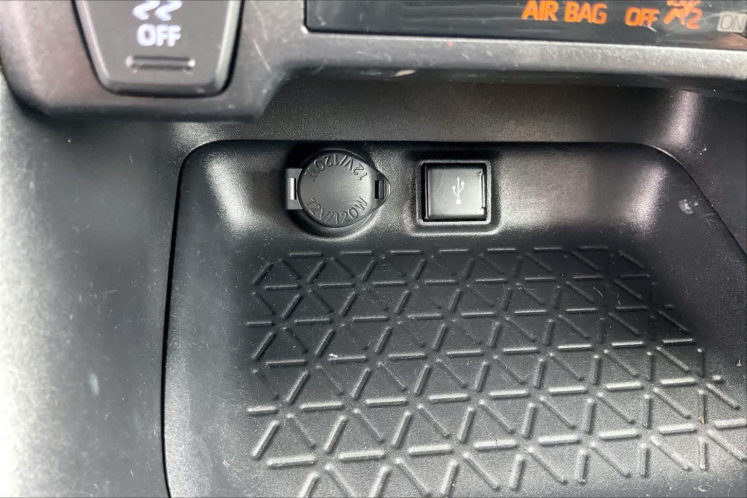 2022 Toyota RAV4 photo 31 of 33