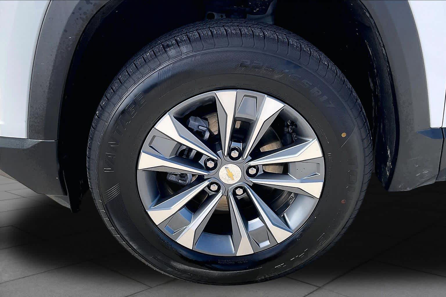 2025 Chevrolet Equinox photo 11 of 34