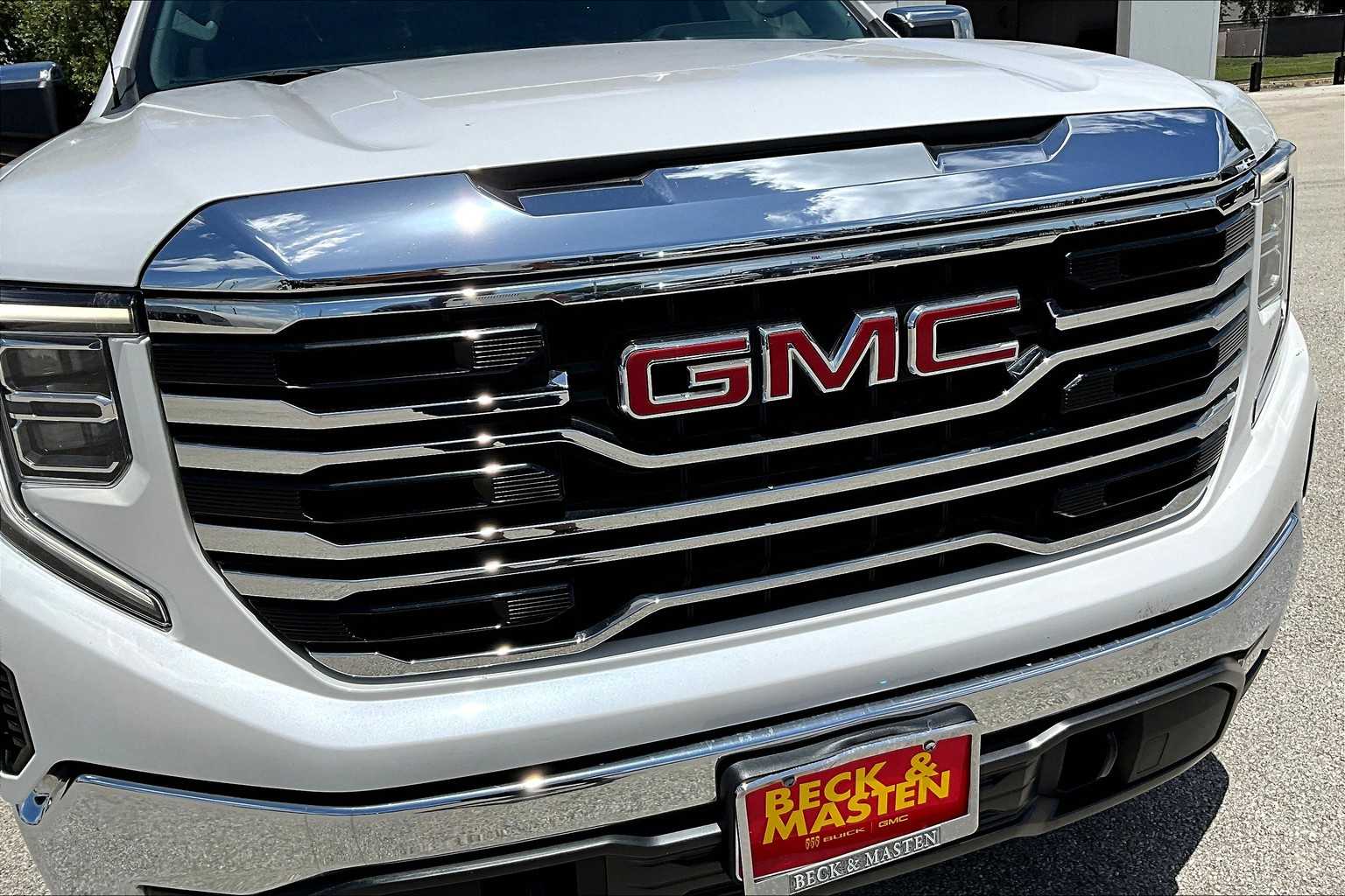 2022 GMC Sierra 1500 SLT White Frost Tricoat at Beck & Masten Kia