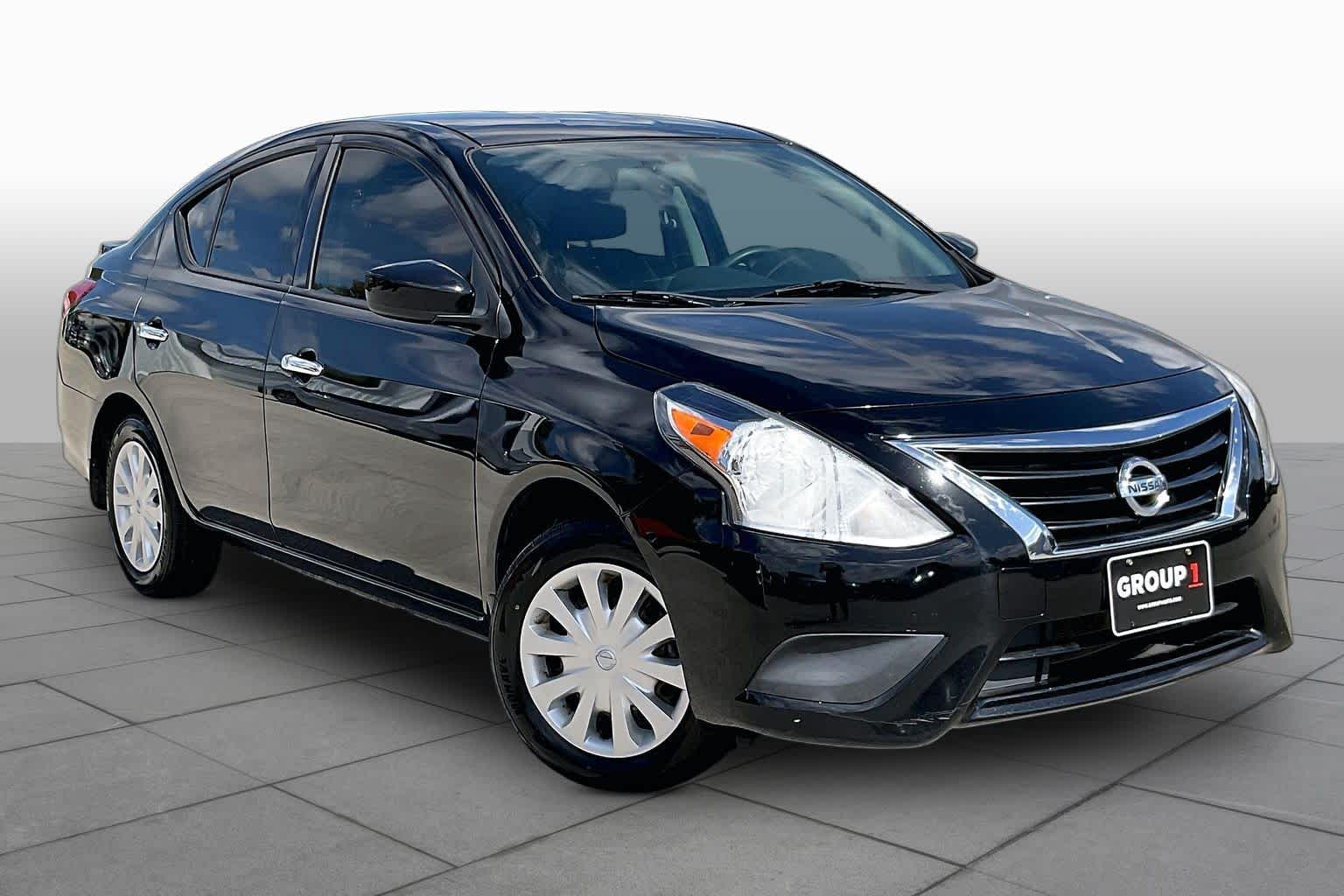 2018 Nissan Versa Sedan photo 3 of 33