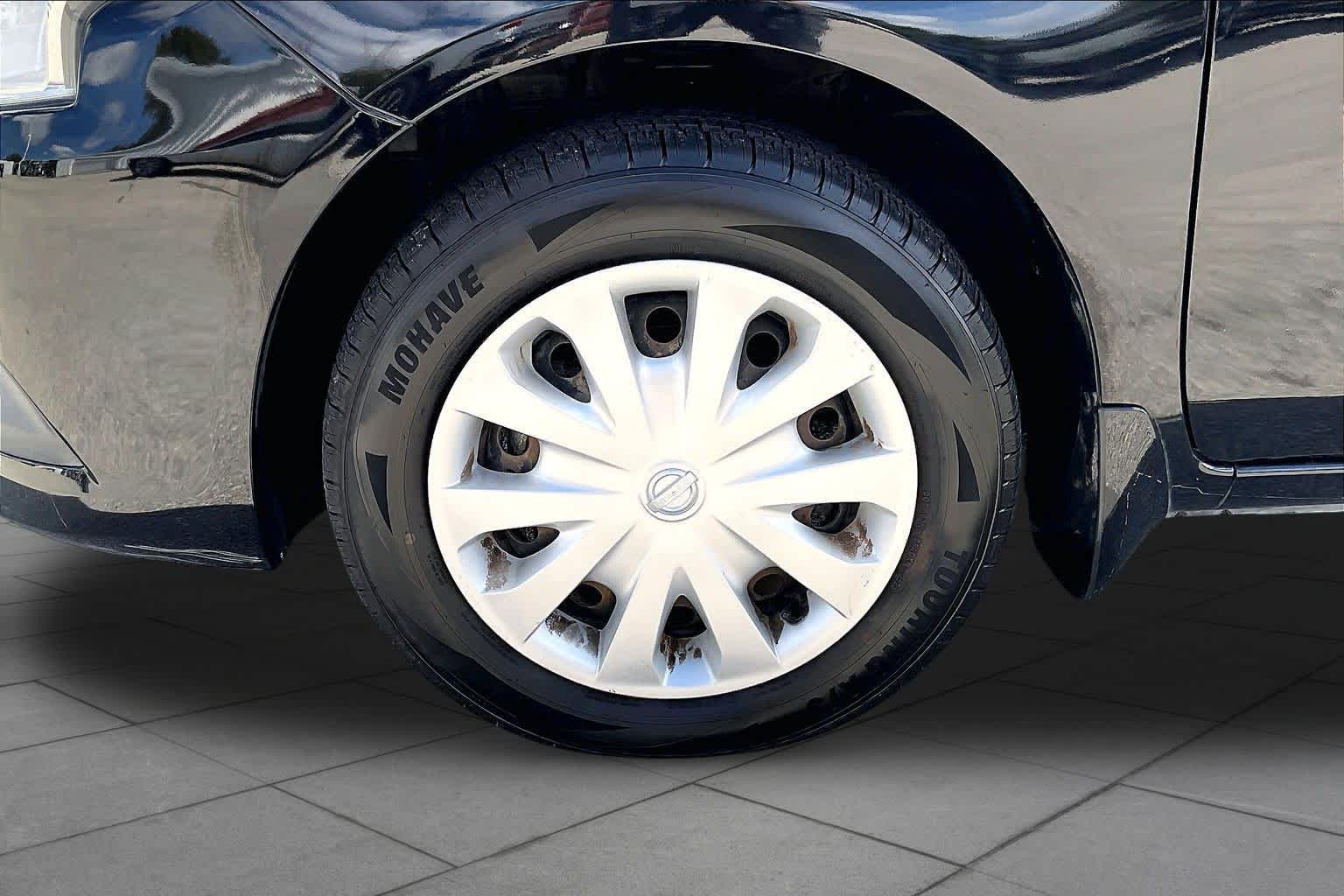 2018 Nissan Versa Sedan photo 11 of 33