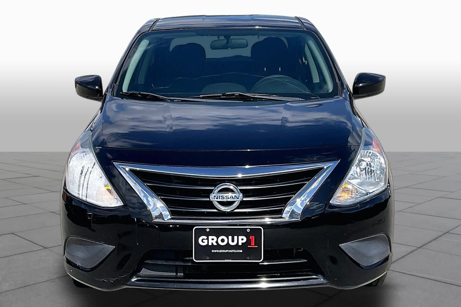 2018 Nissan Versa Sedan photo 4 of 33