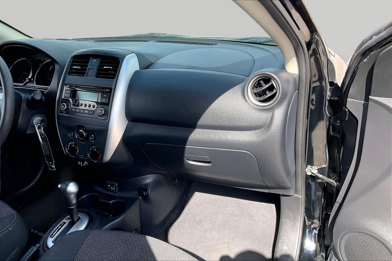2018 Nissan Versa Sedan photo 18 of 33