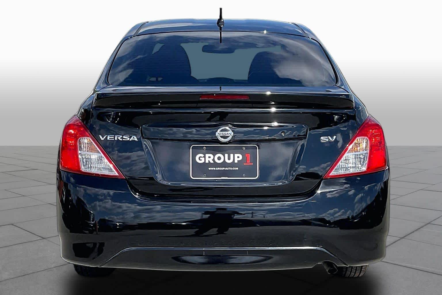2018 Nissan Versa Sedan photo 5 of 33