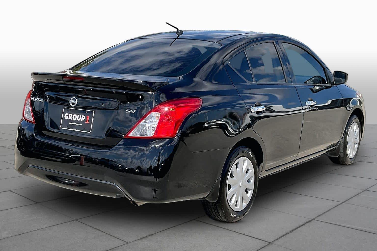 2018 Nissan Versa Sedan photo 13 of 33