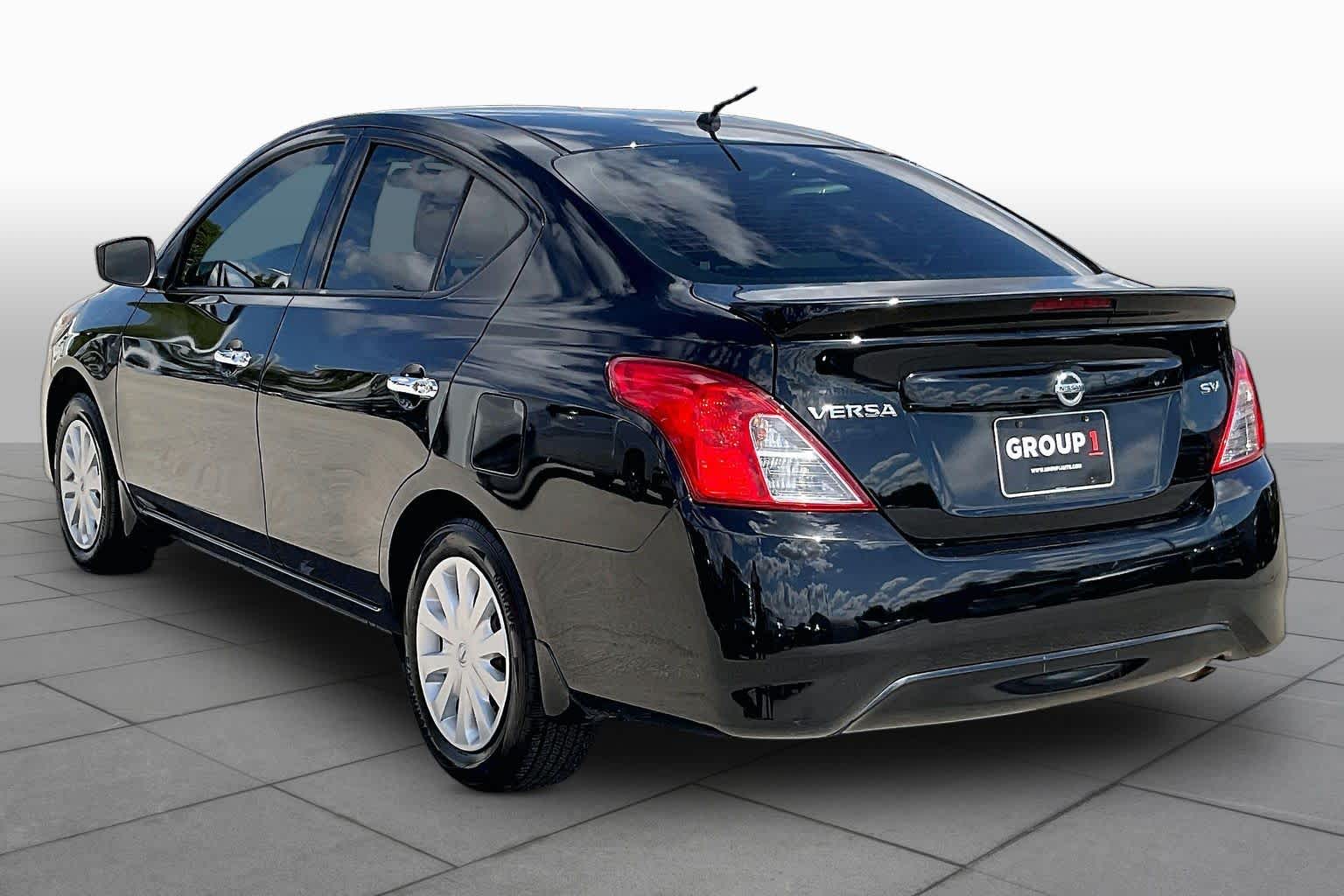 2018 Nissan Versa Sedan photo 12 of 33