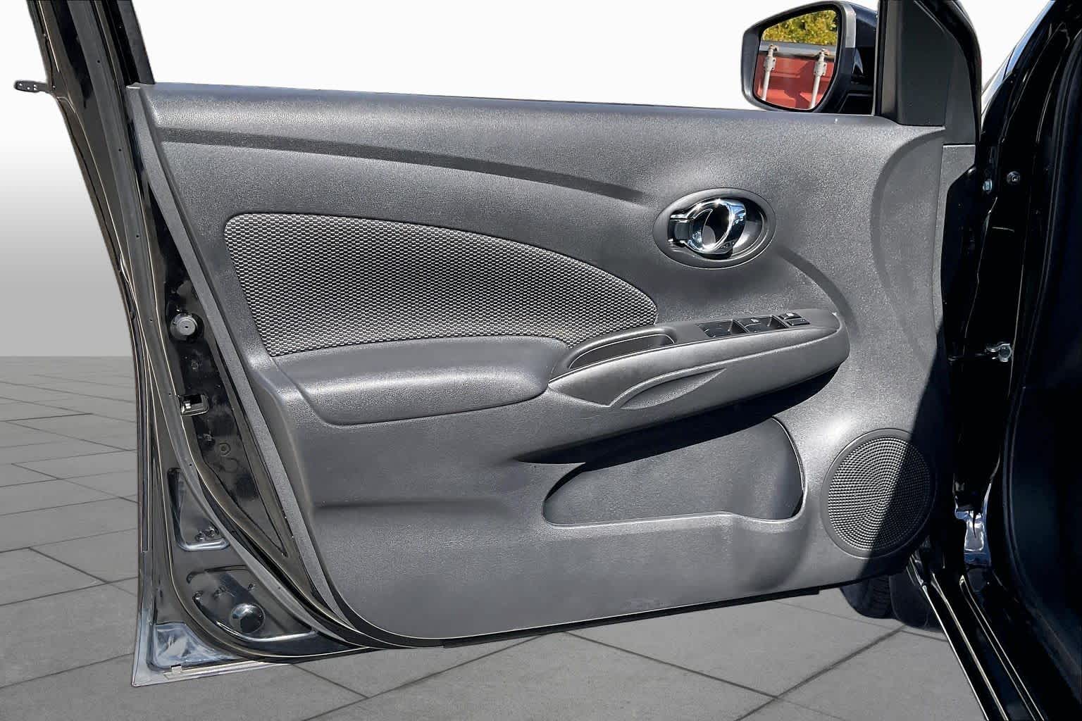 2018 Nissan Versa Sedan photo 21 of 33