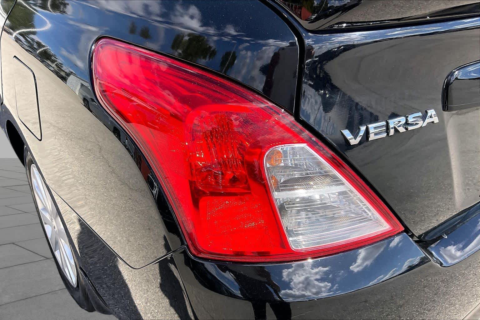 2018 Nissan Versa Sedan photo 27 of 33