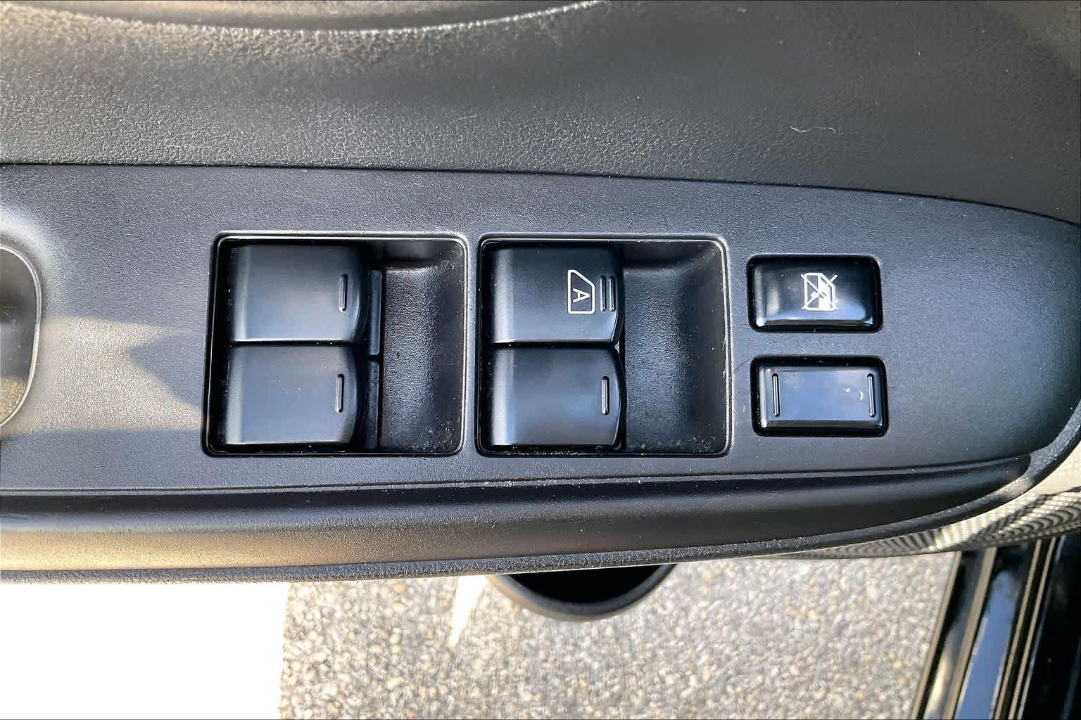 2018 Nissan Versa Sedan photo 30 of 33