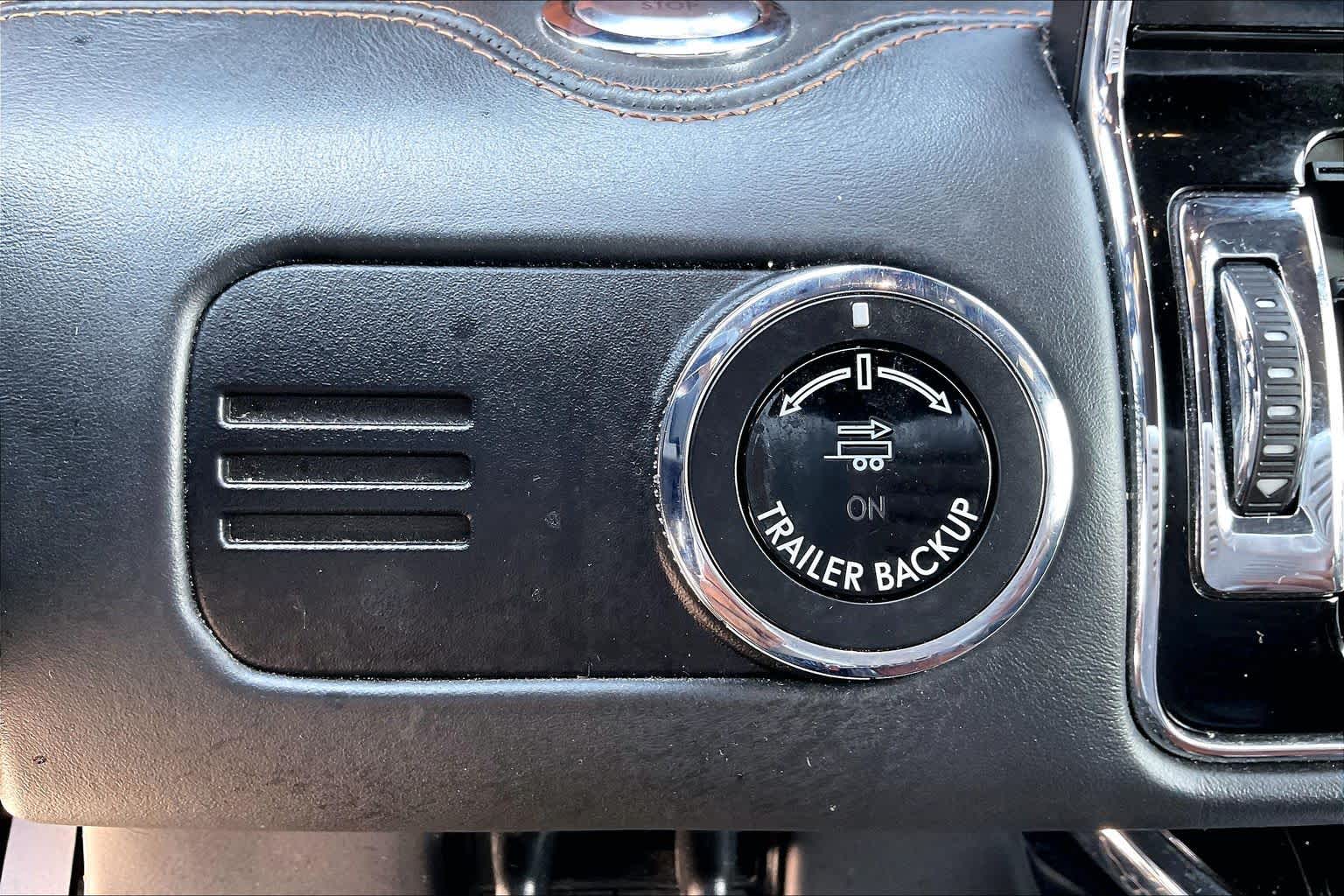 2022 Lincoln Navigator L photo 31 of 33
