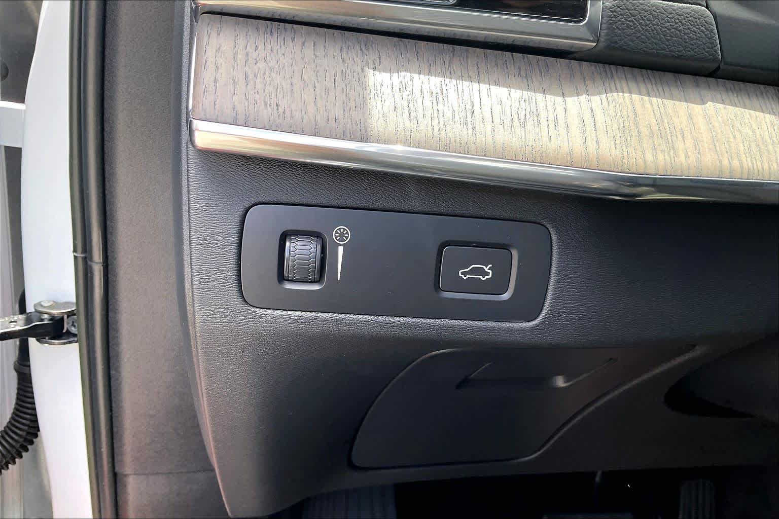 2022 Volvo XC90 Inscription Crystal White Metallic at HGreg Houston