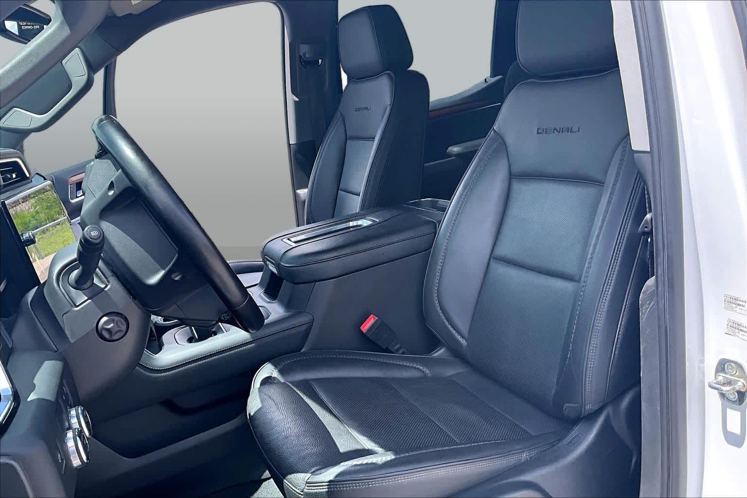 Used 2022 White Frost Tricoat GMC Denali image 8