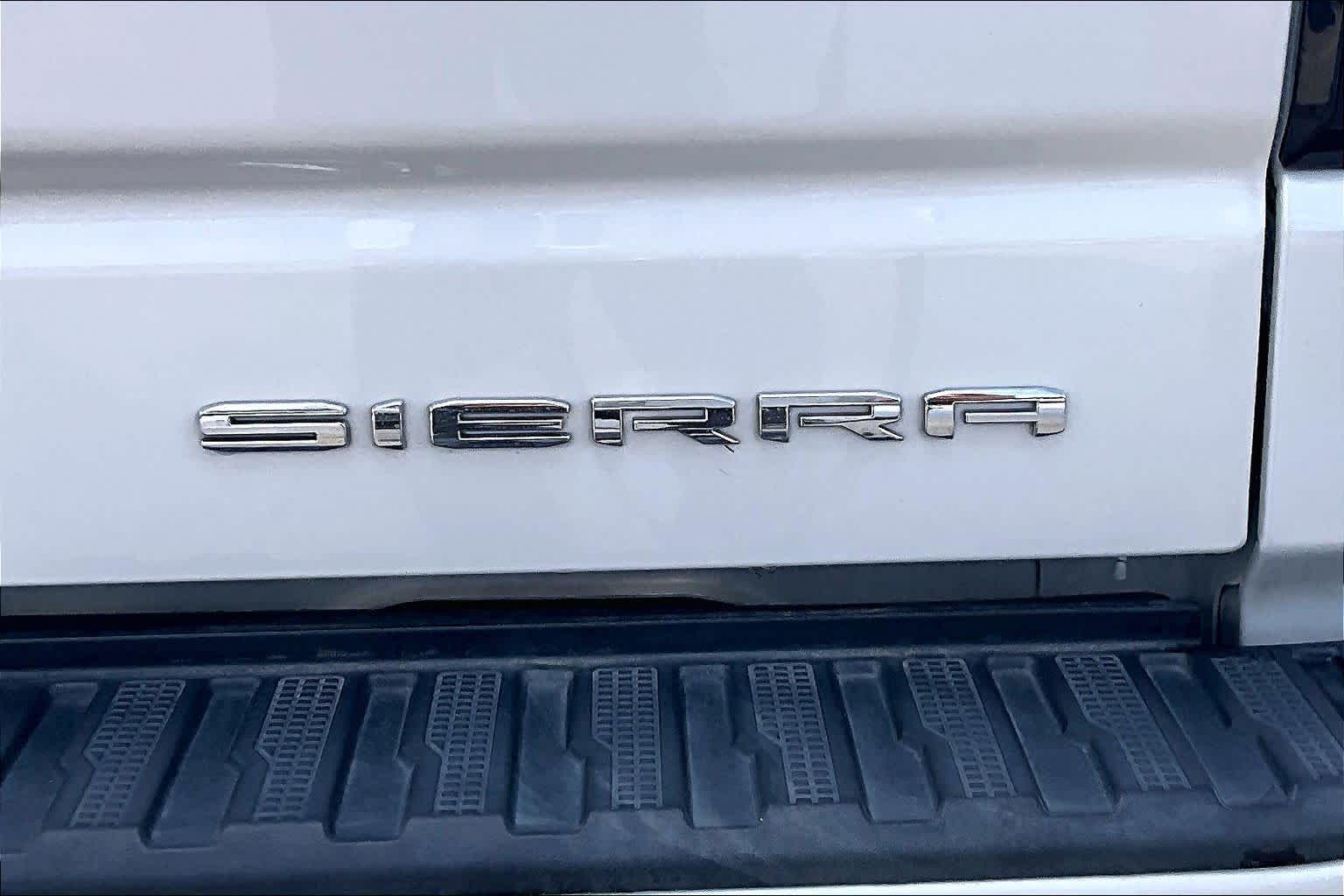 Used 2022 White Frost Tricoat GMC Denali image 10
