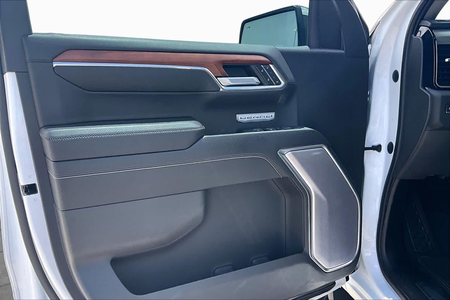 Used 2022 White Frost Tricoat GMC Denali image 22