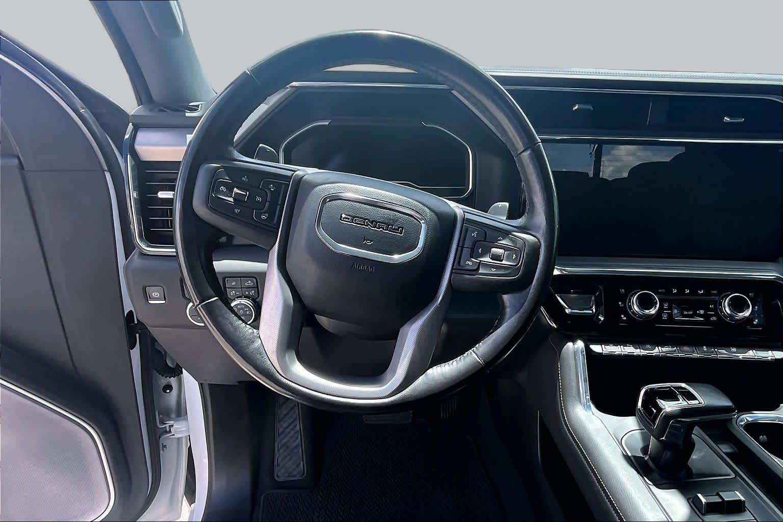 Used 2022 White Frost Tricoat GMC Denali image 6