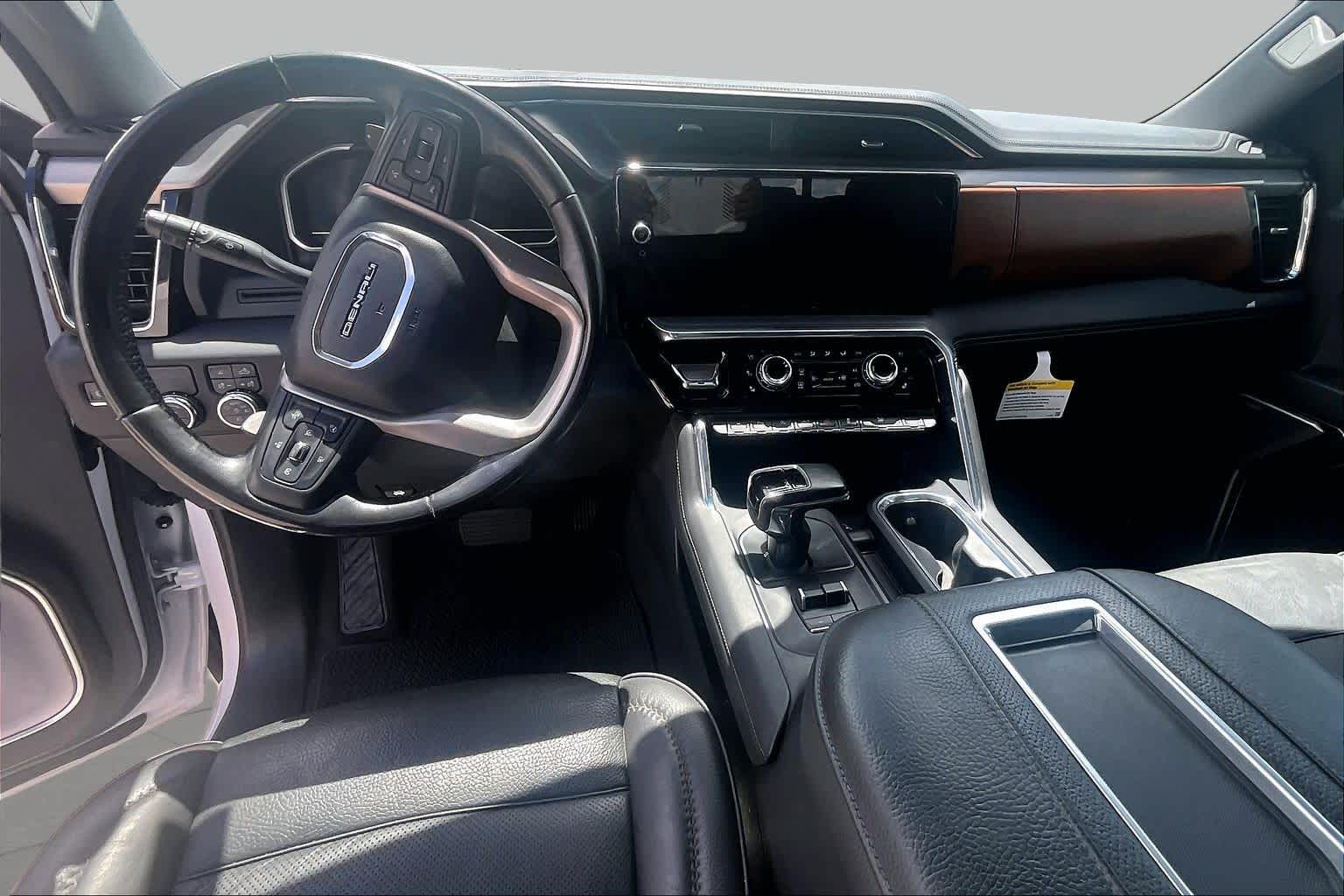 Used 2022 White Frost Tricoat GMC Denali image 16
