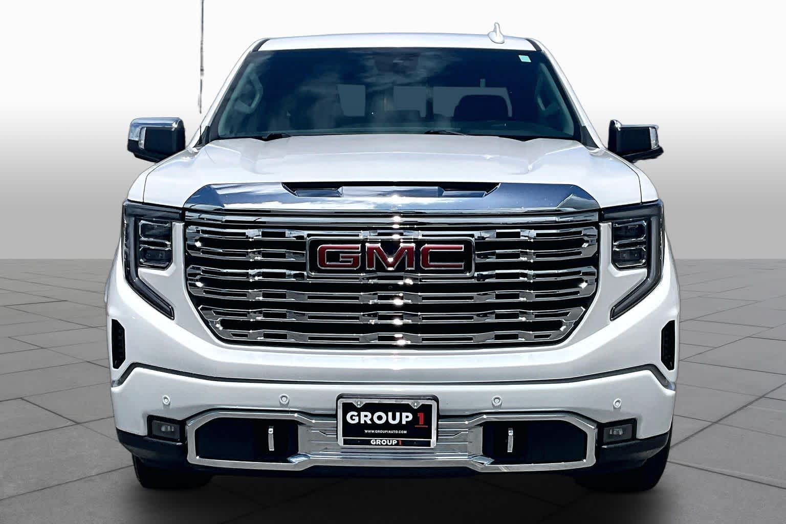 Used 2022 White Frost Tricoat GMC Denali image 4