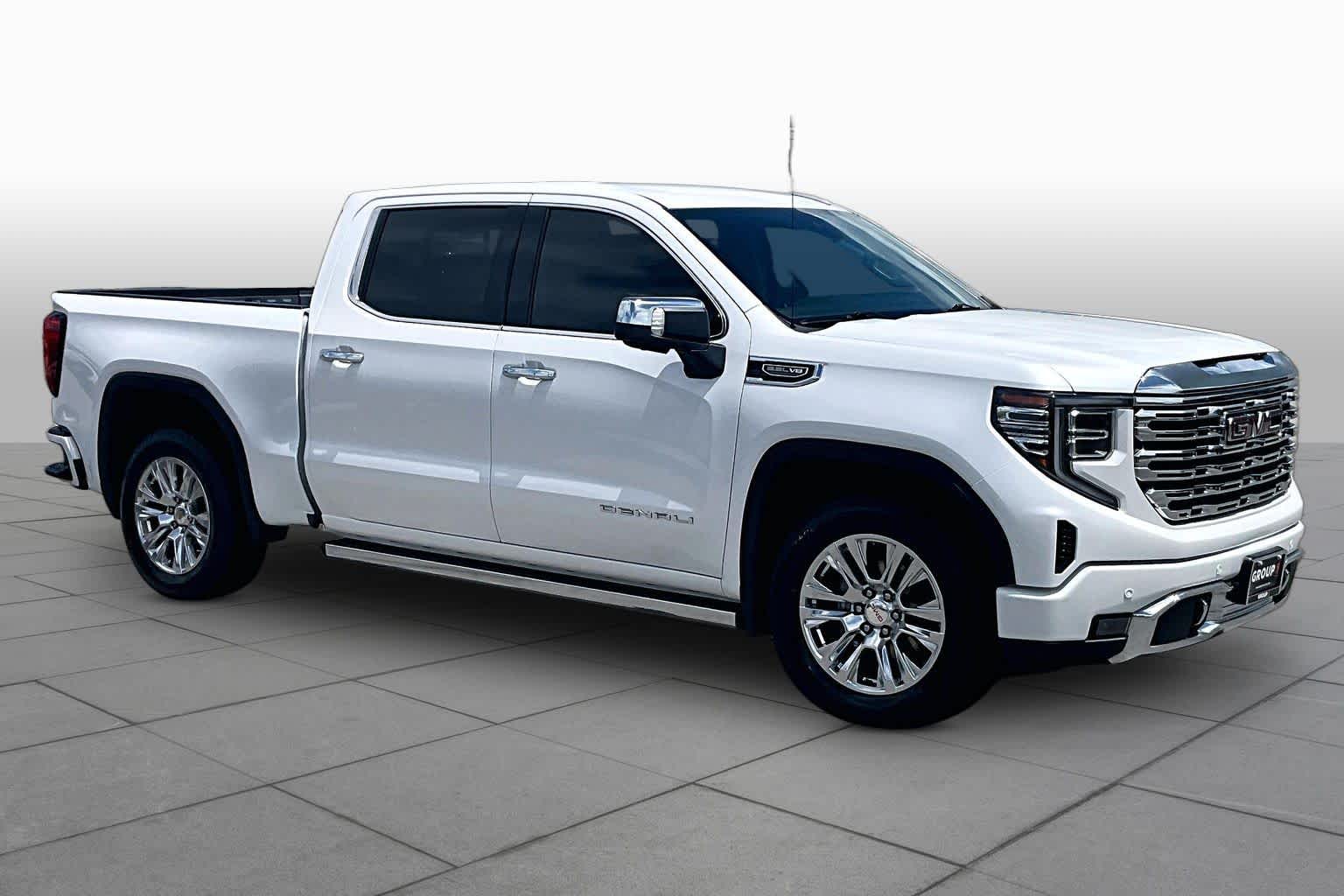 Used 2022 White Frost Tricoat GMC Denali image 3