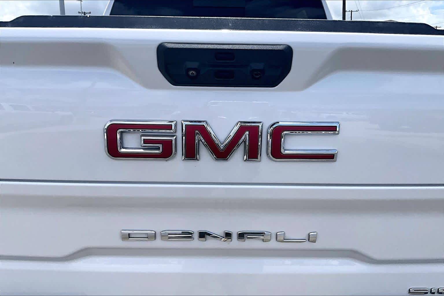 Used 2022 White Frost Tricoat GMC Denali image 30