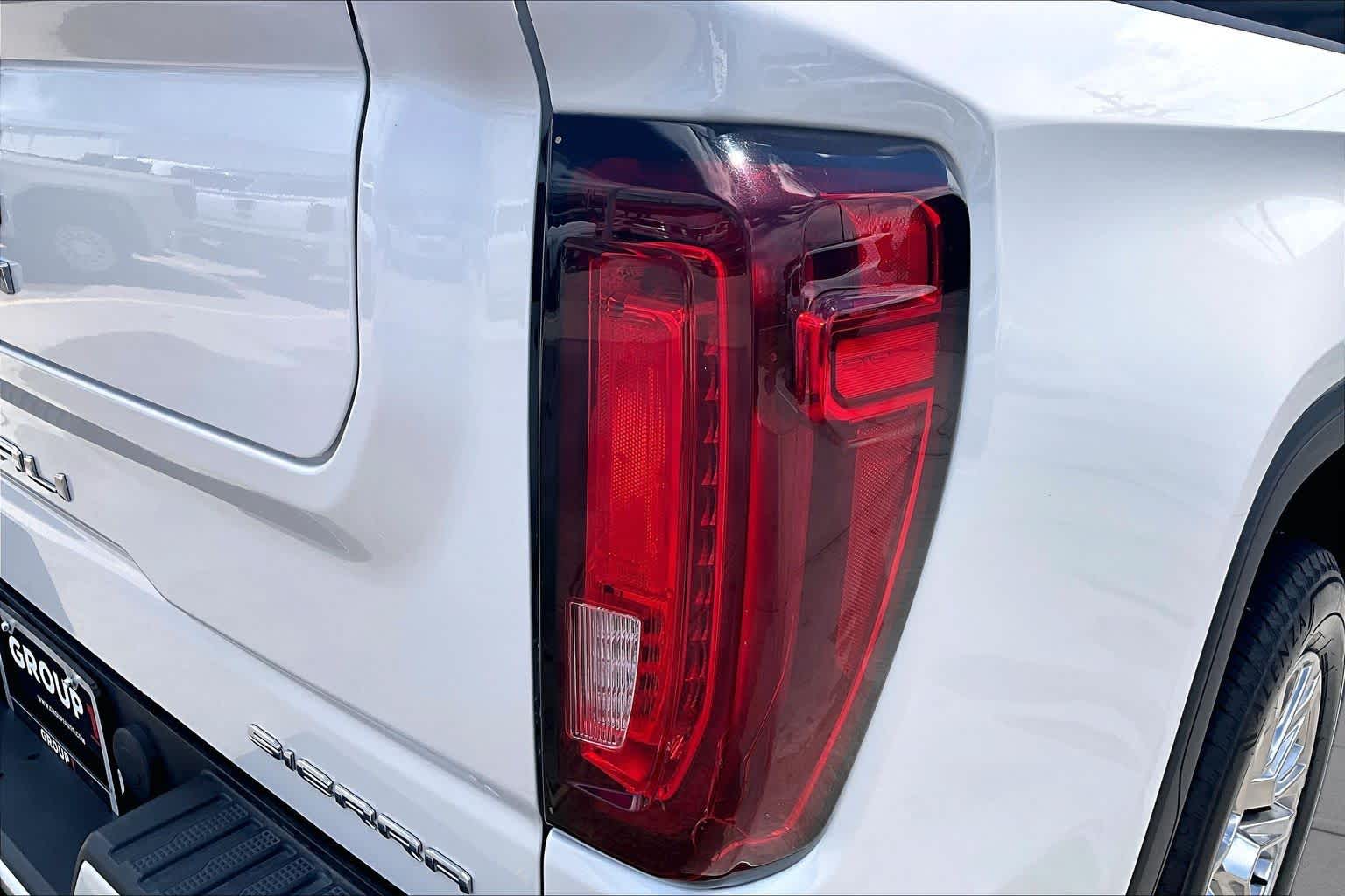 Used 2022 White Frost Tricoat GMC Denali image 28
