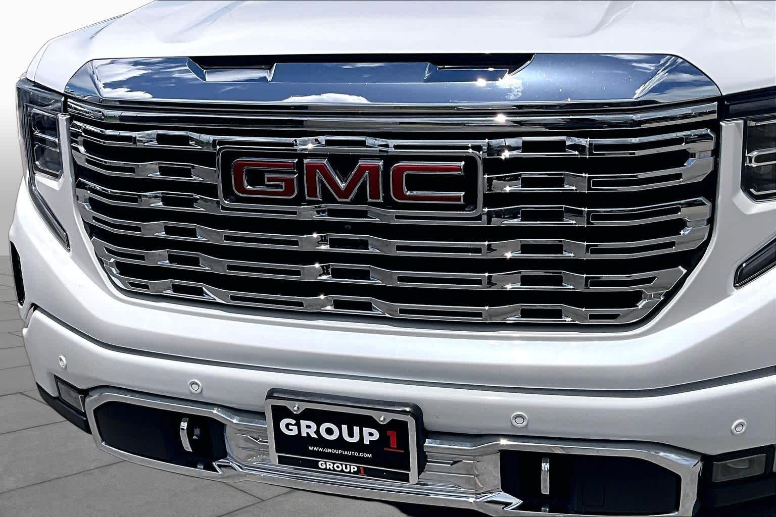 Used 2022 White Frost Tricoat GMC Denali image 29