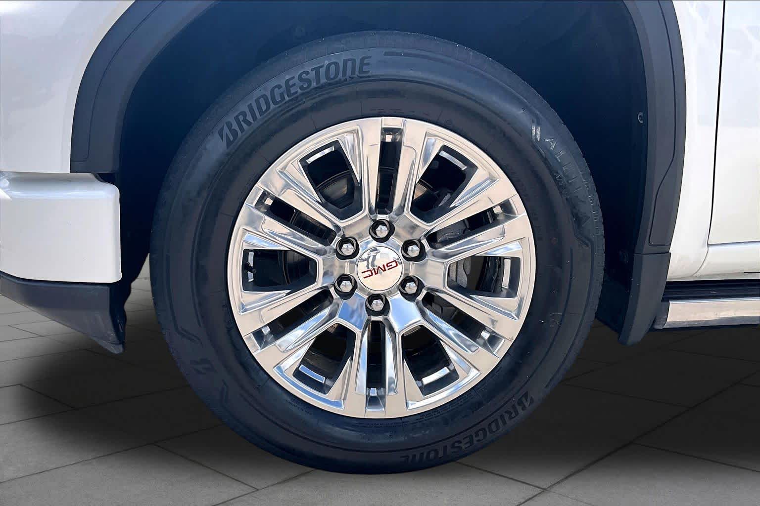 Used 2022 White Frost Tricoat GMC Denali image 11