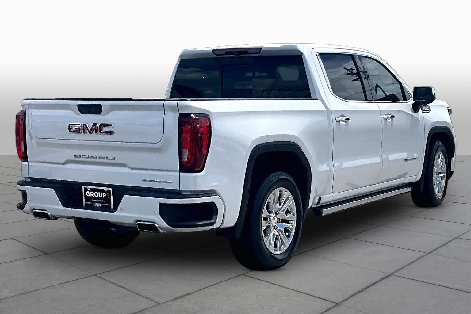Used 2022 White Frost Tricoat GMC Denali image 13