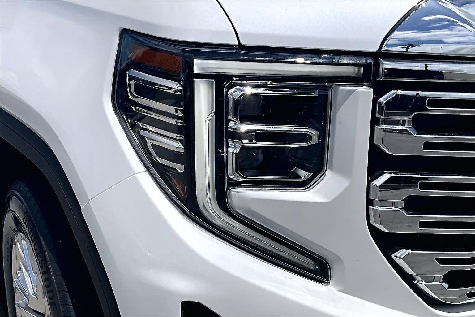 Used 2022 White Frost Tricoat GMC Denali image 27