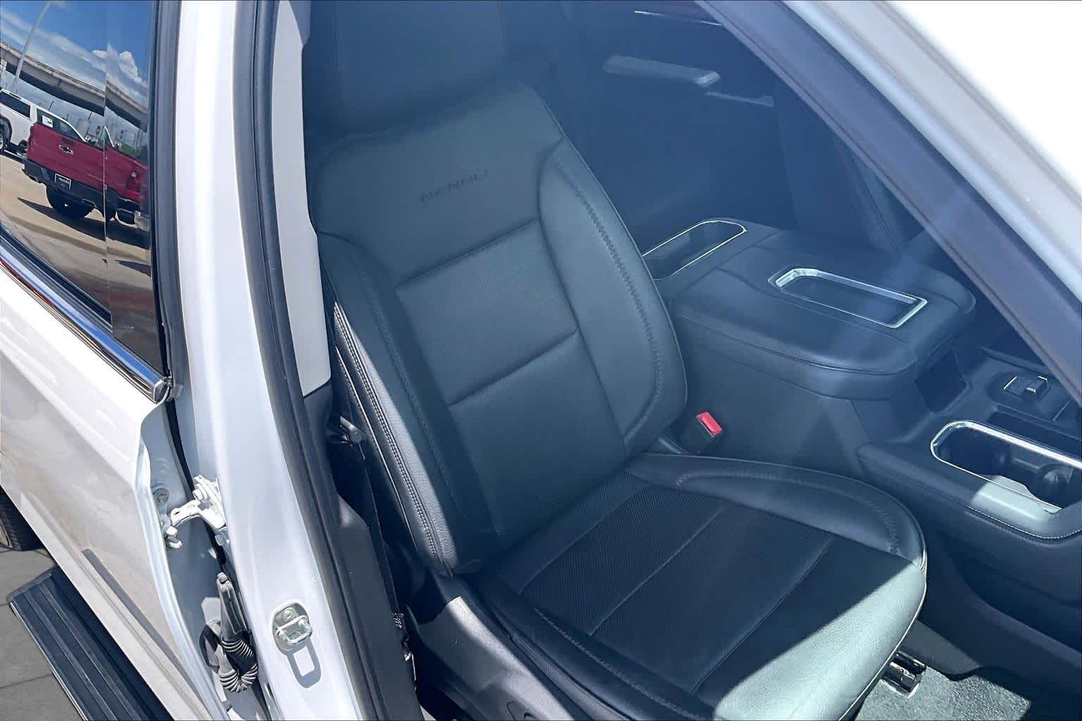 Used 2022 White Frost Tricoat GMC Denali image 9