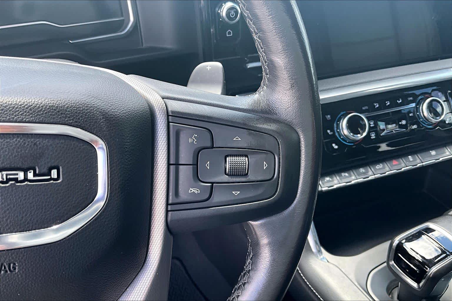 Used 2022 White Frost Tricoat GMC Denali image 25