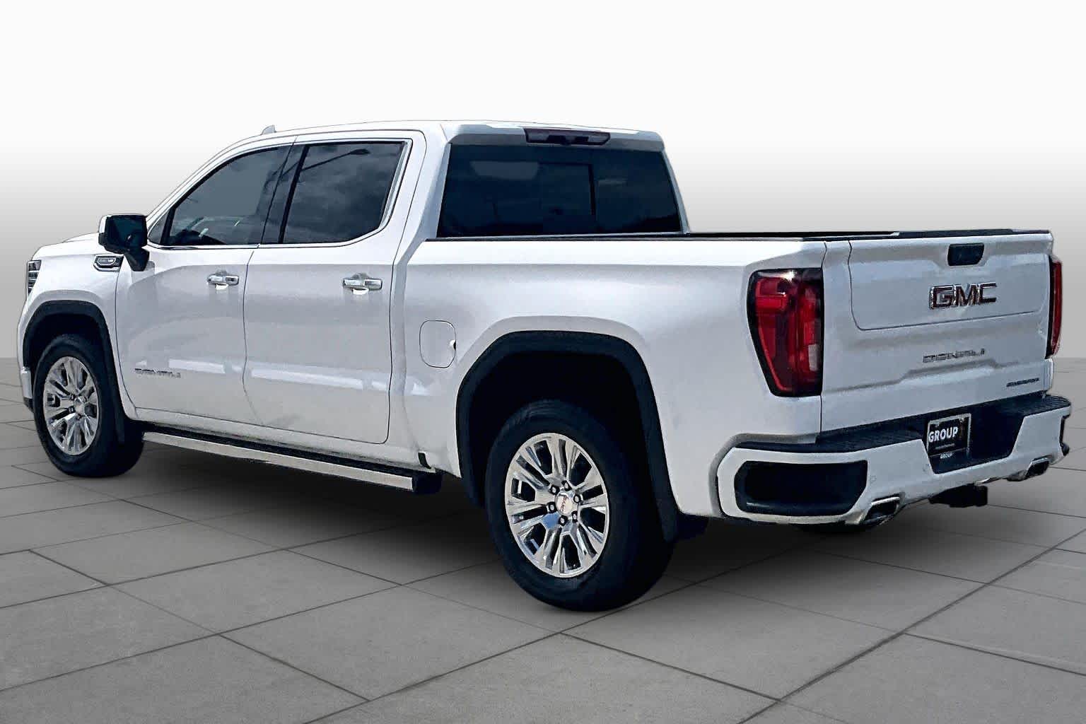 Used 2022 White Frost Tricoat GMC Denali image 12
