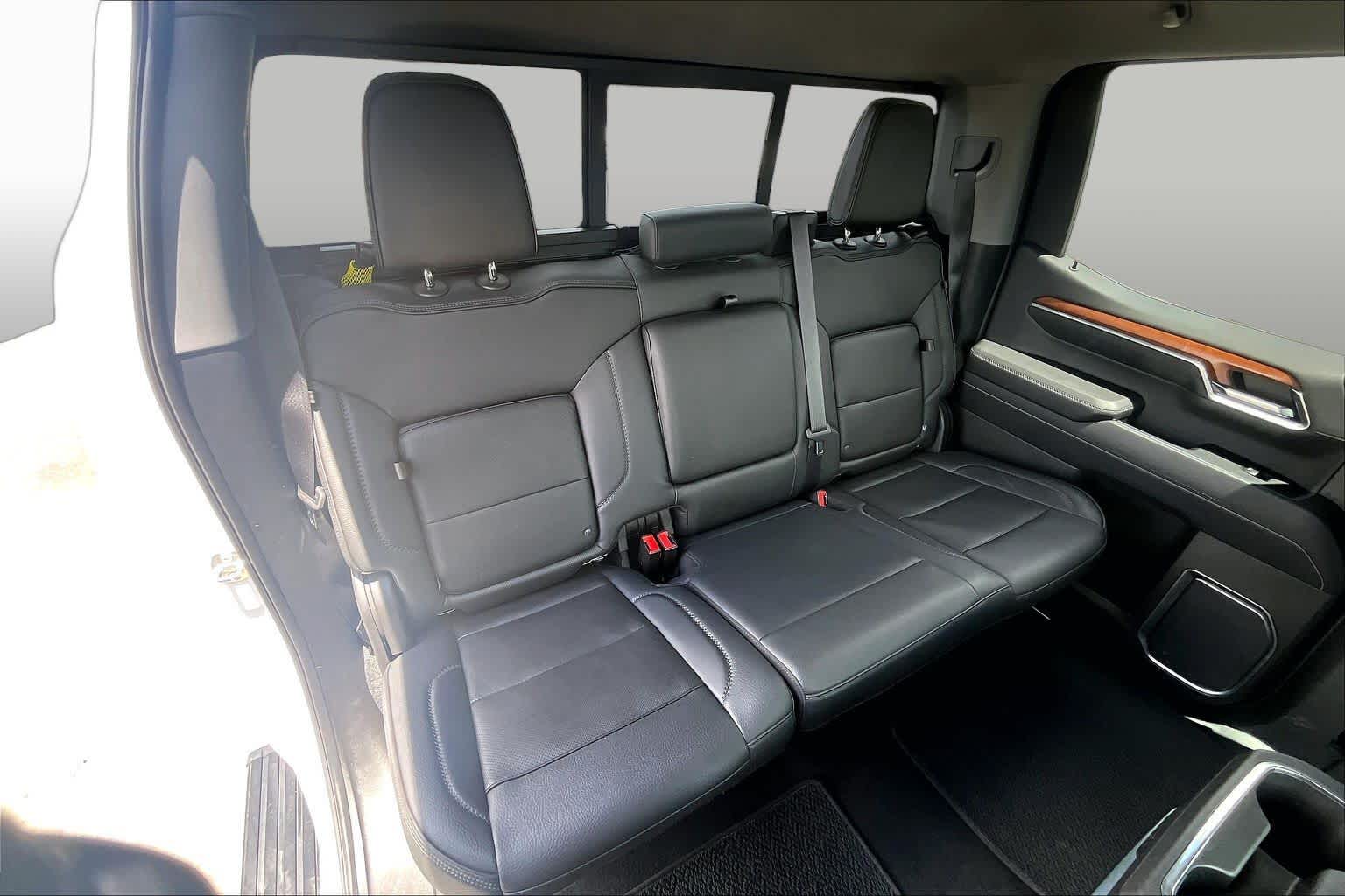 Used 2022 White Frost Tricoat GMC Denali image 21