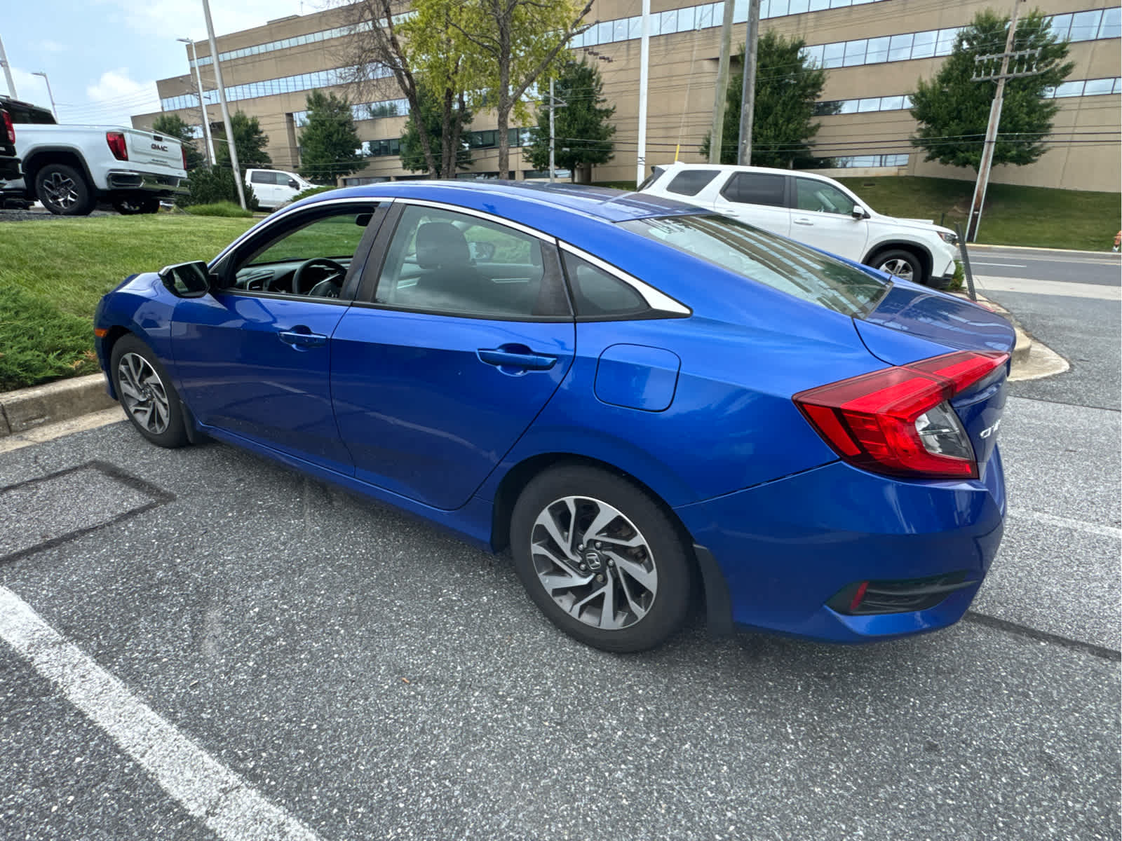 View vehicle photo 3