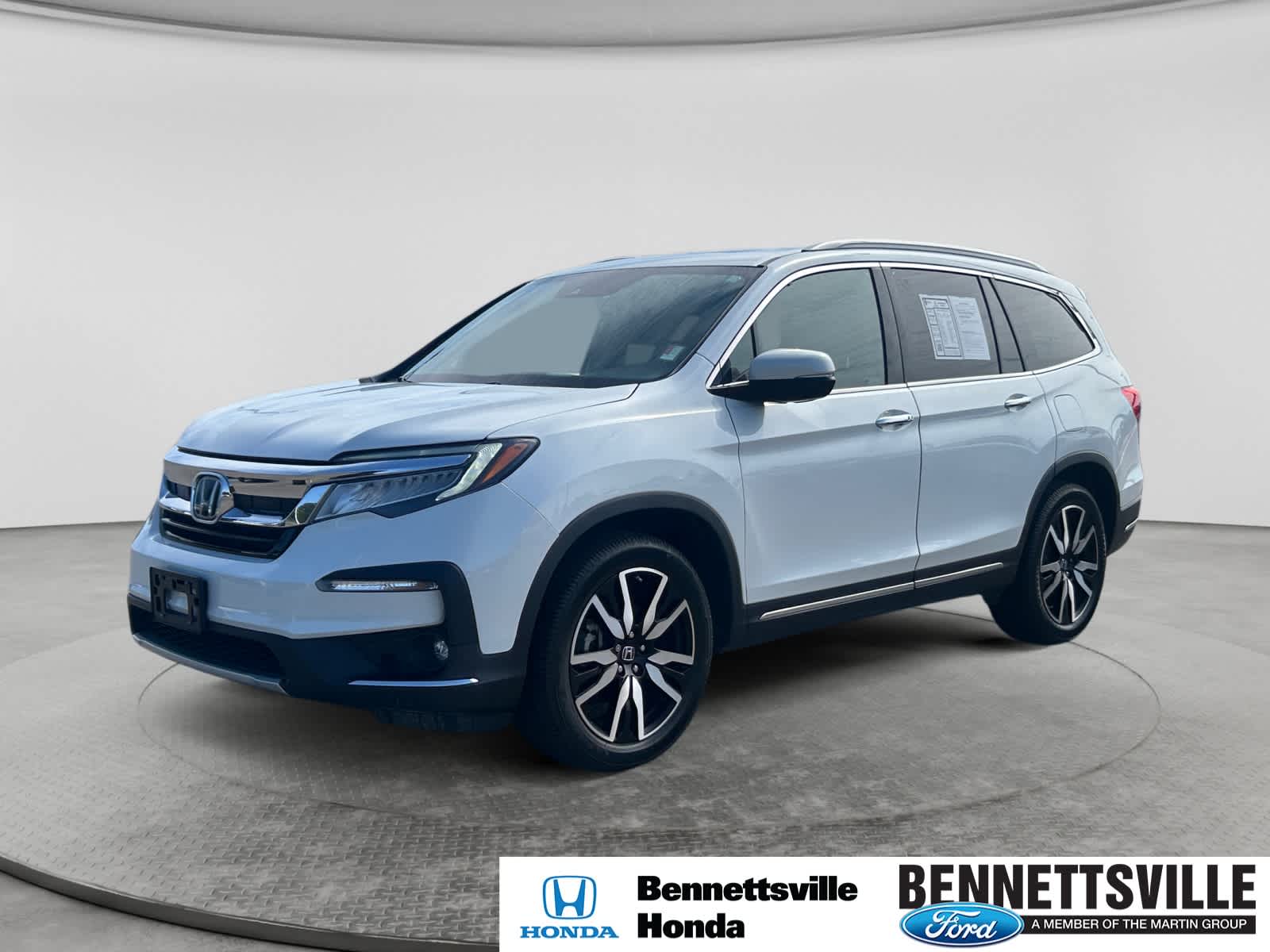  2022 Honda Pilot Touring AWD with Rear Captain's Chairs   