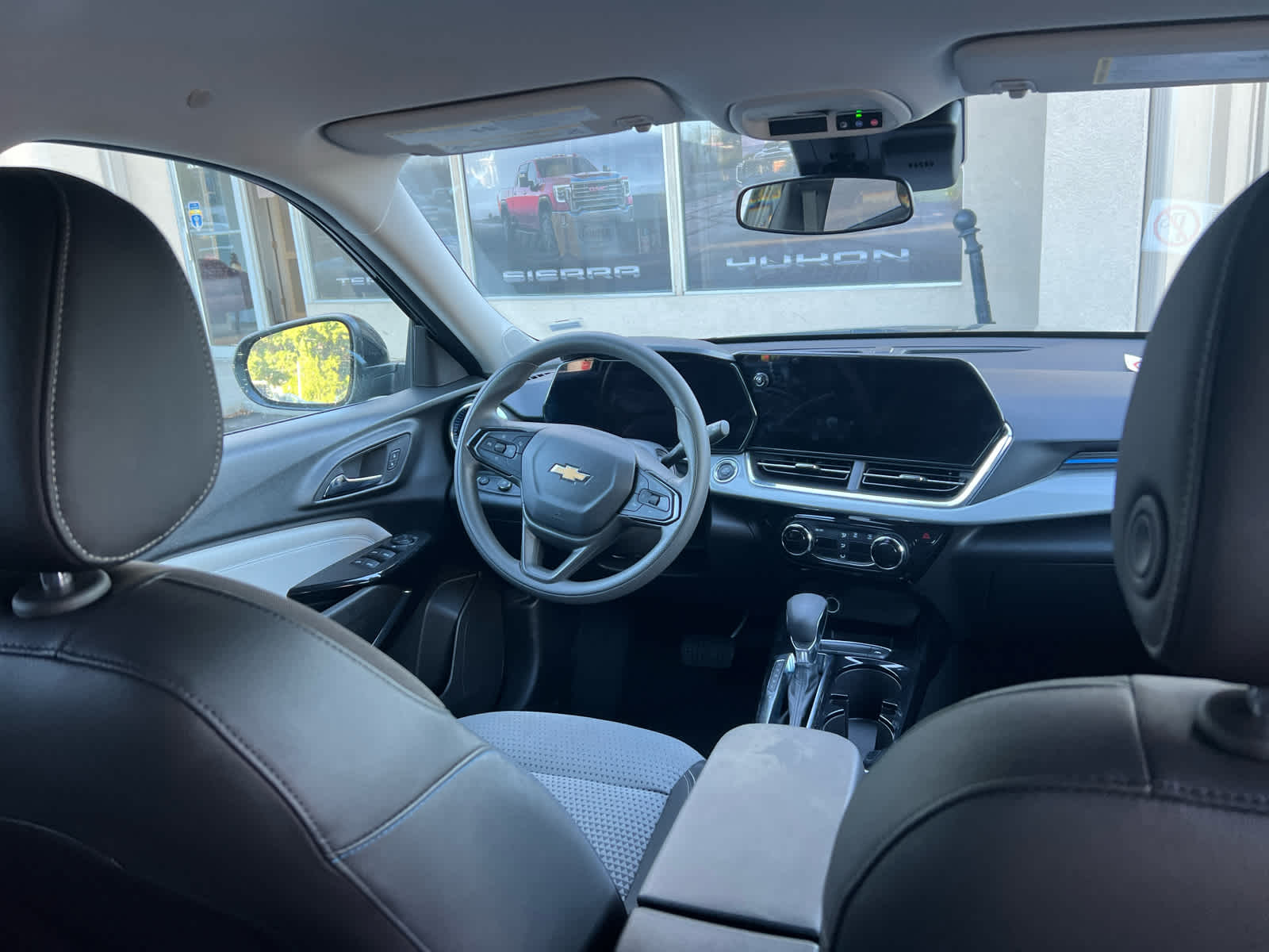 2025 Chevrolet Trax LT - 8