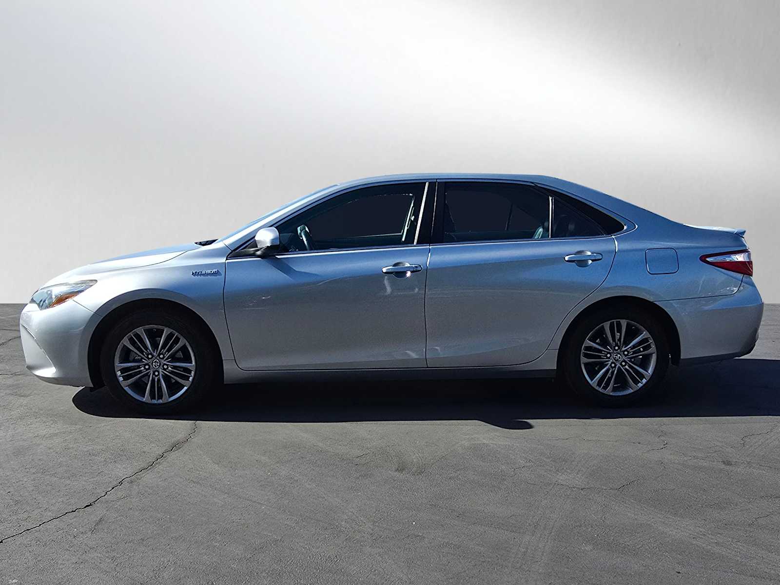 2017 Toyota Camry Hybrid SE 2