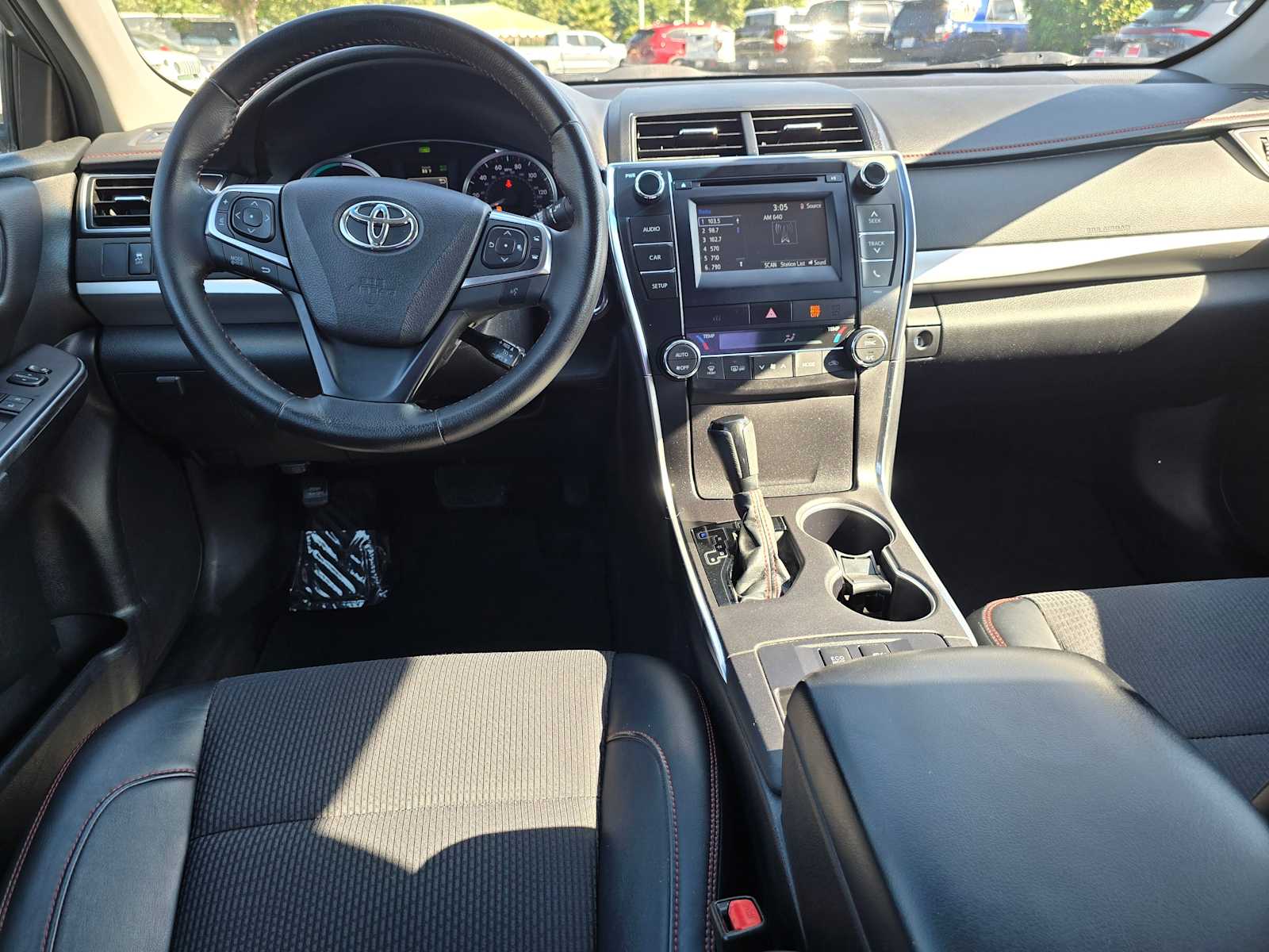 2016 Toyota Camry Hybrid SE 18