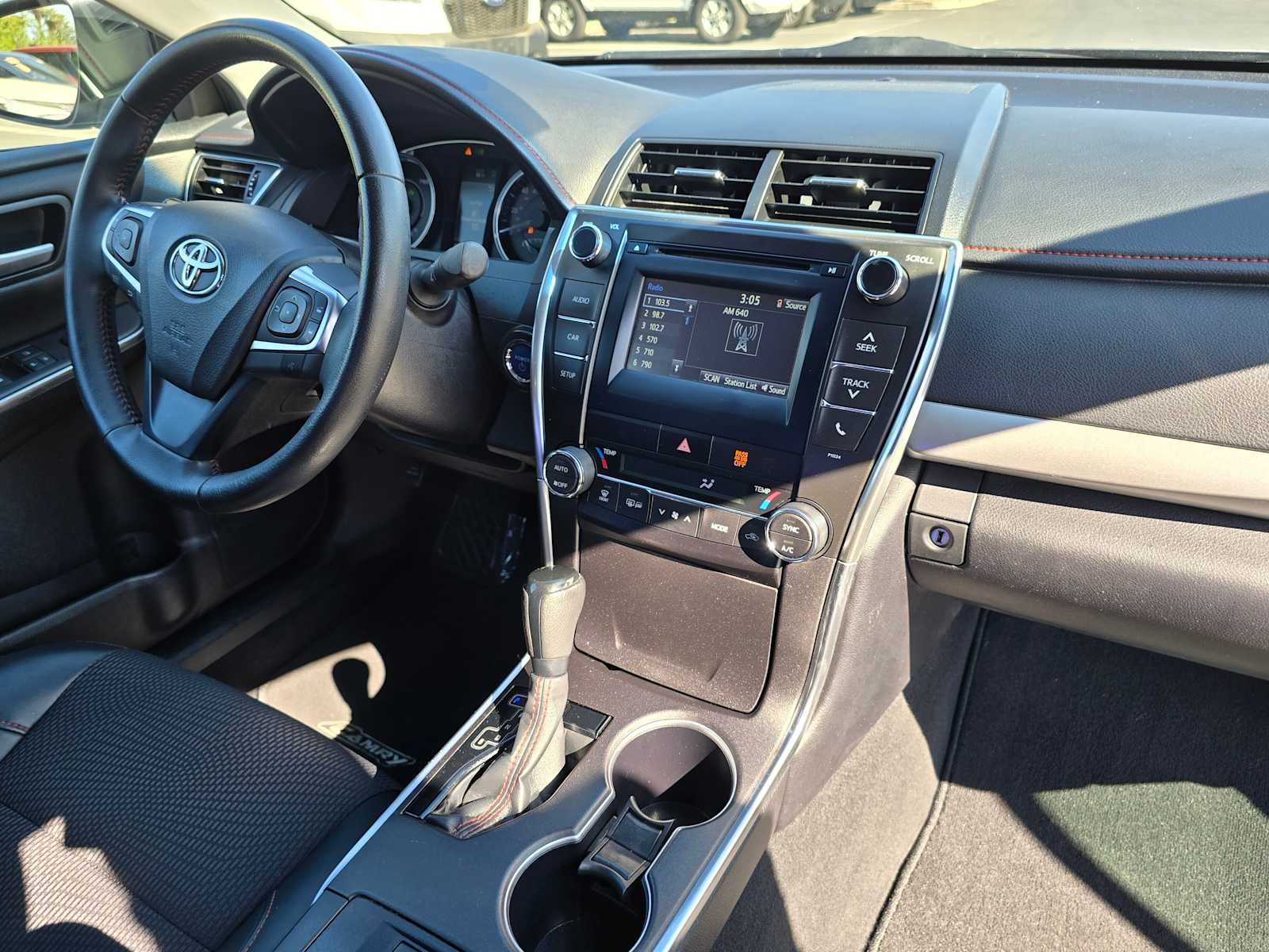 2016 Toyota Camry Hybrid SE 11