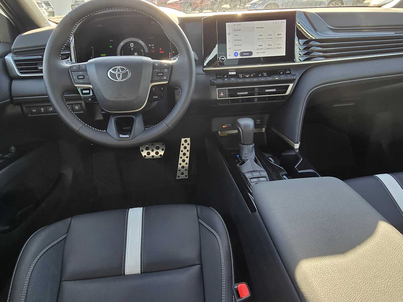 2025 Toyota Camry SE 18