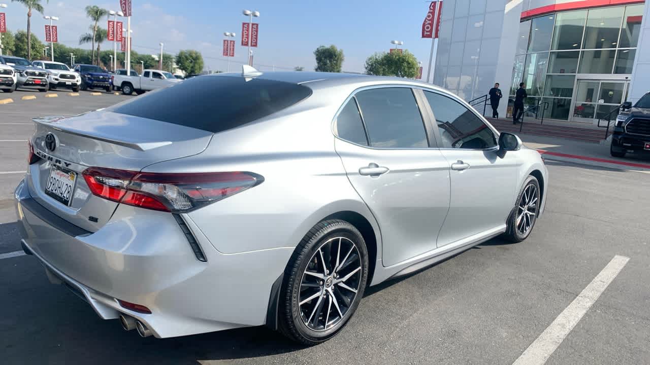 2022 Toyota Camry SE 2