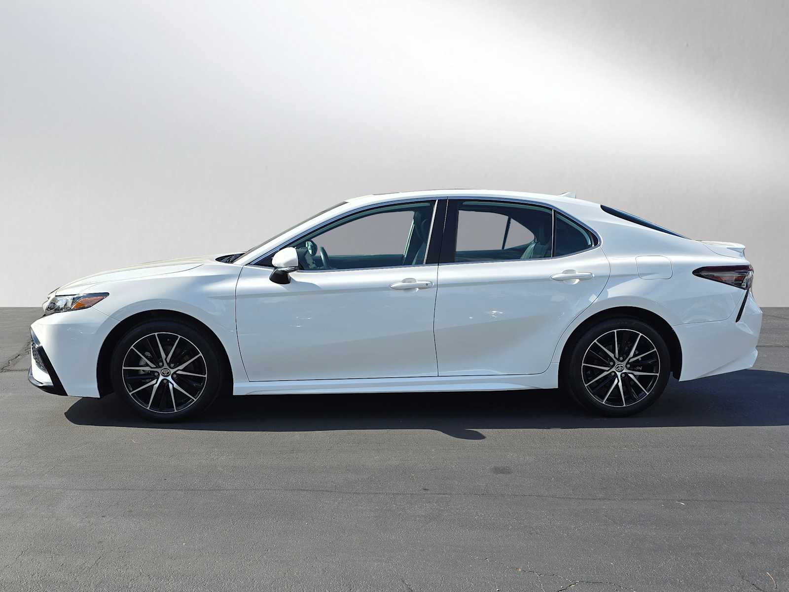 2024 Toyota Camry Hybrid SE 2