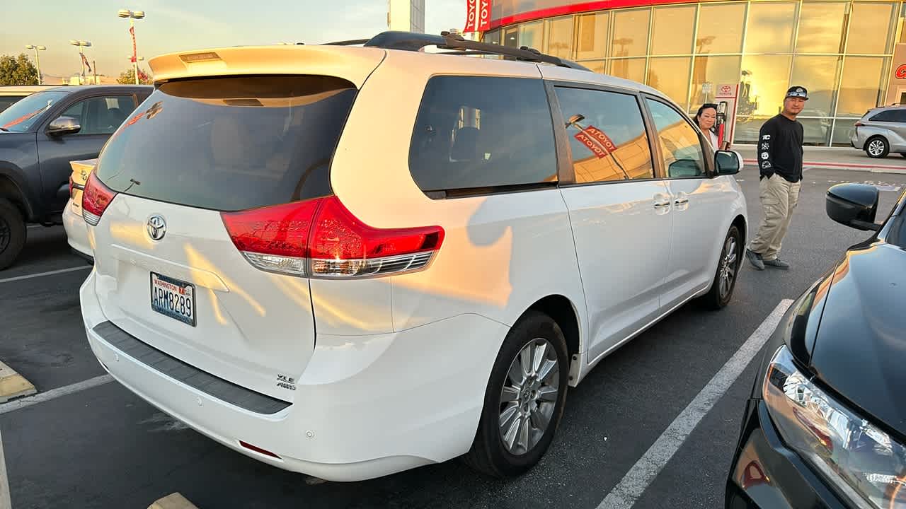 2014 Toyota Sienna XLE 2