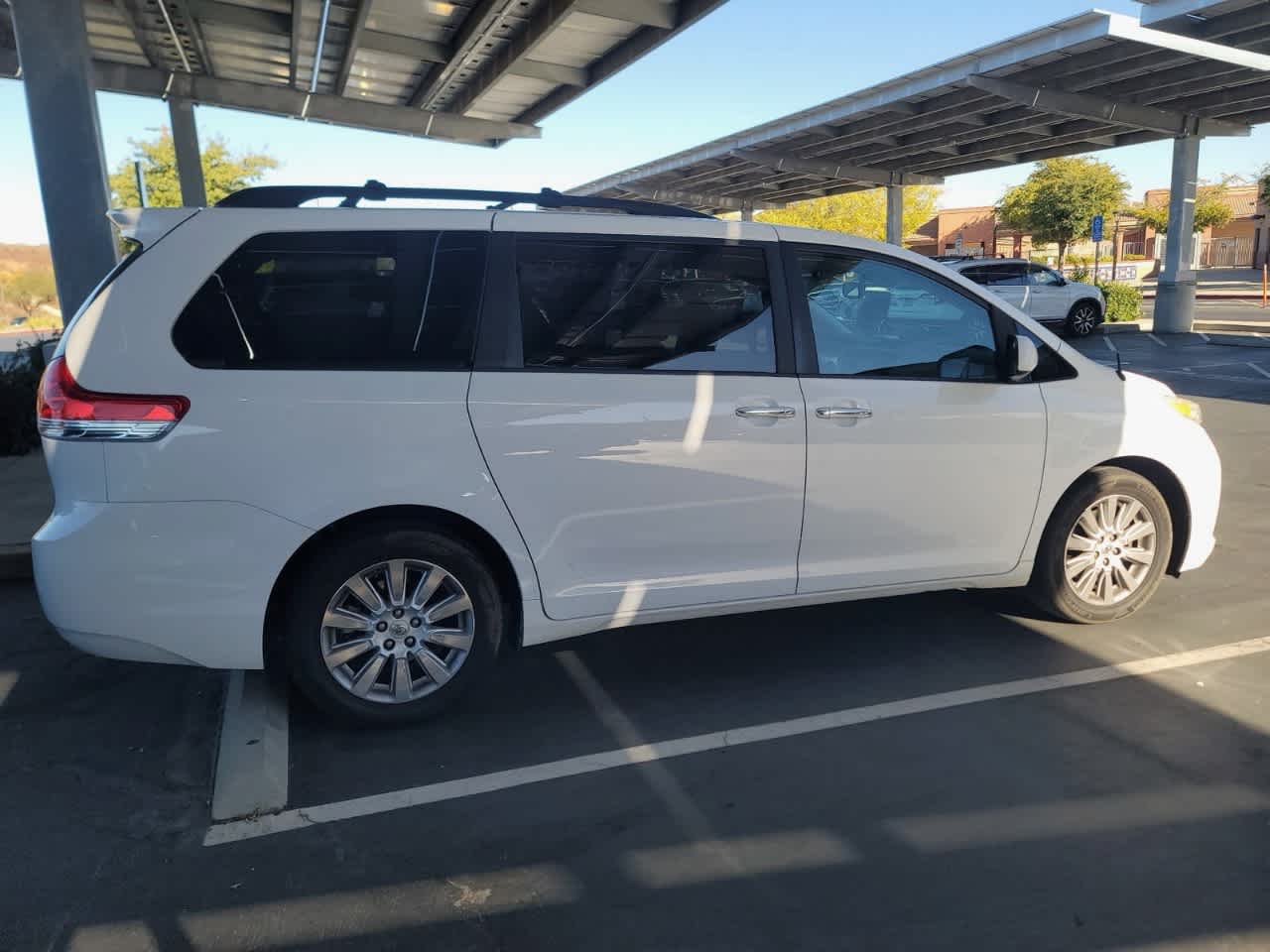 2014 Toyota Sienna XLE 3