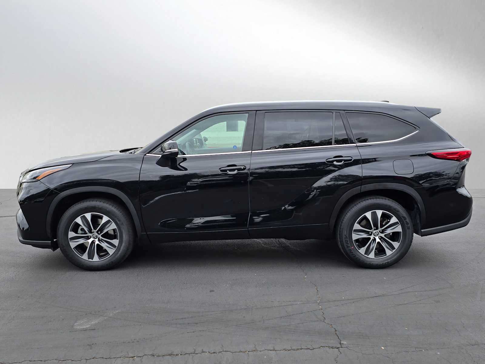 2022 Toyota Highlander XLE 2