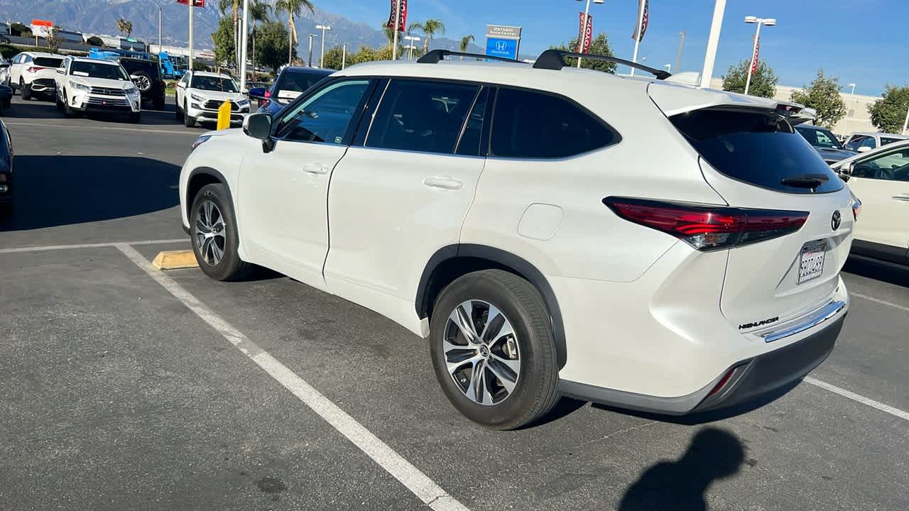 2022 Toyota Highlander XLE 2