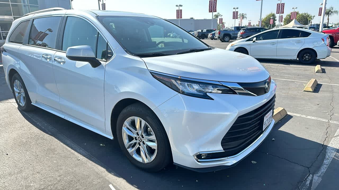 2023 Toyota Sienna XLE 2