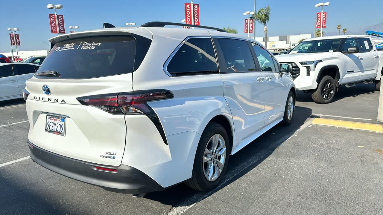 2023 Toyota Sienna XLE 3