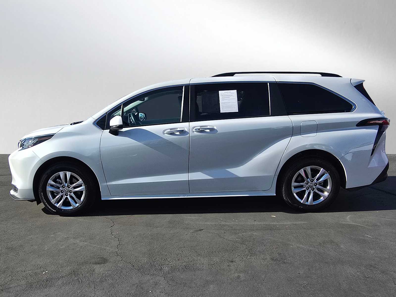 2023 Toyota Sienna XLE 2