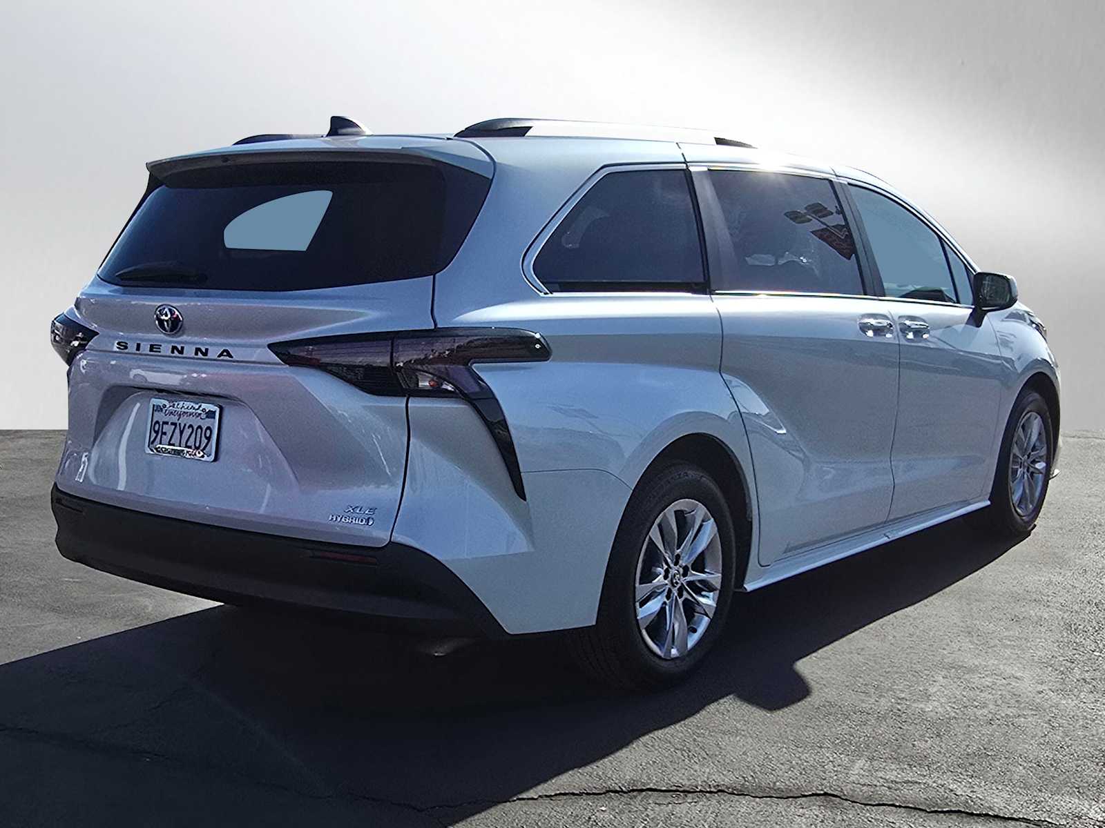 2023 Toyota Sienna XLE 5