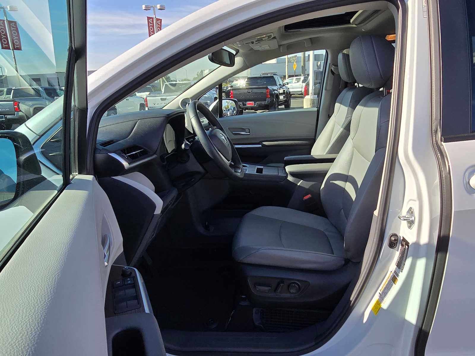 2023 Toyota Sienna XLE 21